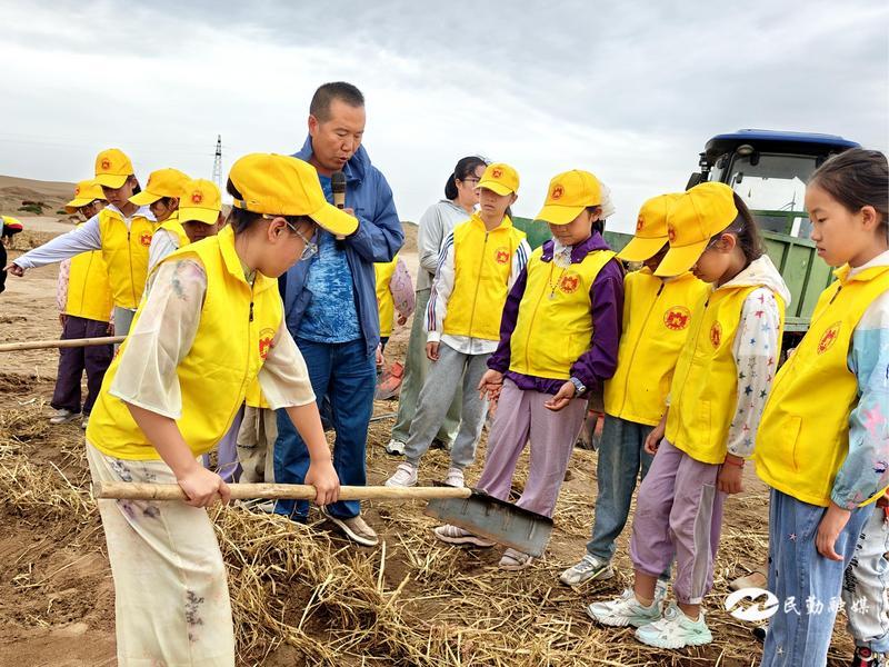 孩子們親身體驗(yàn)草方格沙障的制作 趙婭維 攝